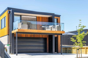 Stylish Panoramic Mountain and Lake Views